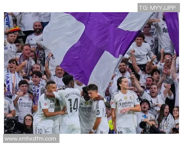 历史足球巨星传奇人物的巅峰对决与不朽荣耀回顾